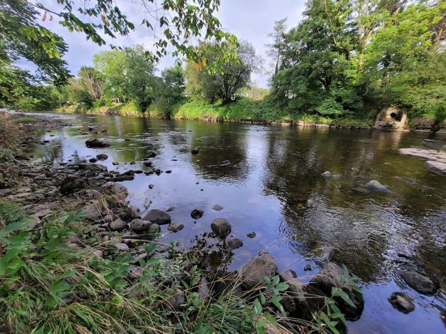 Riverside Bungalow - Direct River Access! Ystradgynlais المظهر الخارجي الصورة