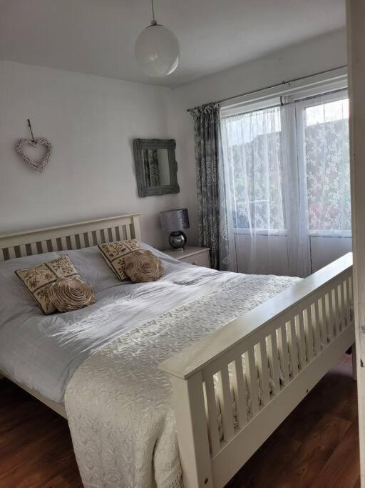 Riverside Bungalow - Direct River Access! Ystradgynlais المظهر الخارجي الصورة