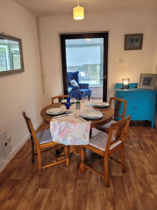 Riverside Bungalow - Direct River Access! Ystradgynlais المظهر الخارجي الصورة