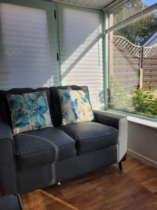 Riverside Bungalow - Direct River Access! Ystradgynlais المظهر الخارجي الصورة