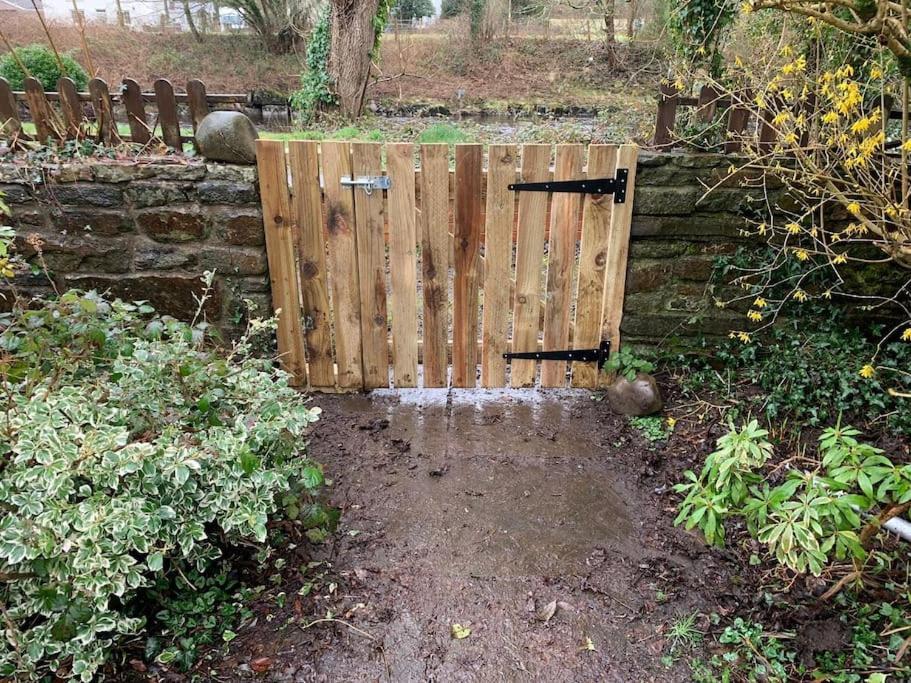 Riverside Bungalow - Direct River Access! Ystradgynlais المظهر الخارجي الصورة