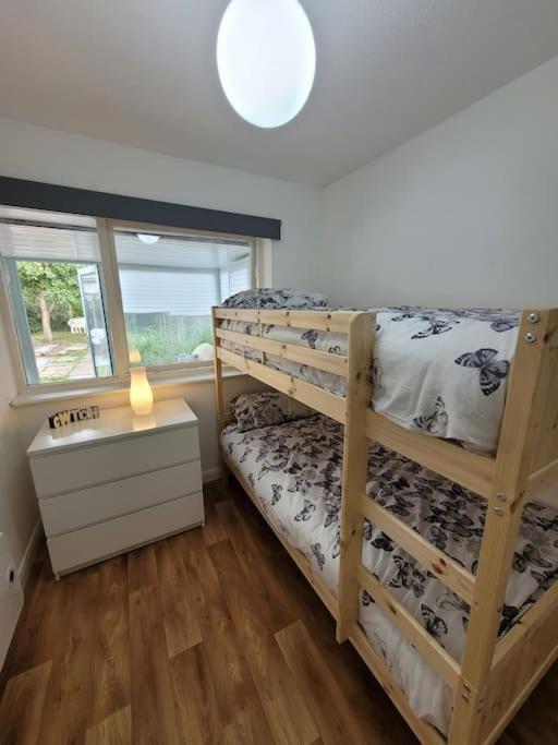 Riverside Bungalow - Direct River Access! Ystradgynlais المظهر الخارجي الصورة